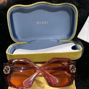 GORGEOUS AUTHENTIC GUCCI OVERSIZED SUNGLASSES.